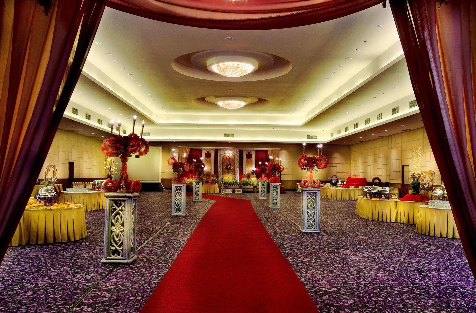 Royal Palm Hotel & Conference Center Cengkareng Jakarta Eksteriør bilde